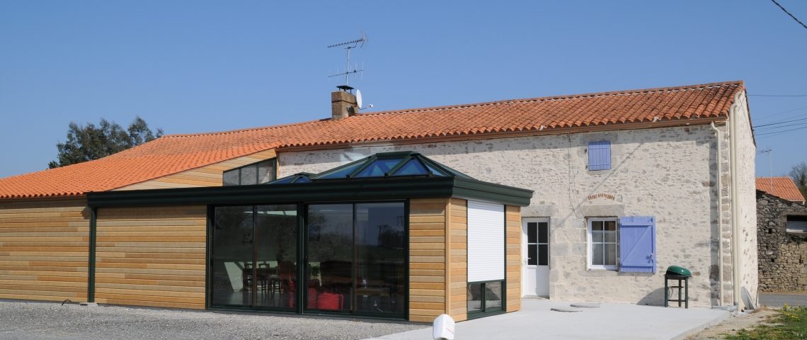 Une véranda style atelier en Vendée (85) pour un salon chaleureux et  accueillant - Fillonneau